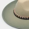 Baskargradient fedora kvinnor män jazz hattar brittisk höst vinter trilby för unisex mode platt grim klänning hatt med kedjeband