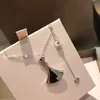 Модное роскошное женское ожерелье Изысканный очаровательный веерный стиль Эмаль с бриллиантами Соответствующий дизайн Простой универсальный дизайнер Элегантный великолепный женский ювелирный кулон