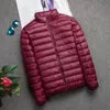 Męska marka Parkas Autumn Winter Light Down Jacket Modna moda z kapturem krótki ultra-cienki lekki młodzież szczupły płaszcz w dół kurtki 231010