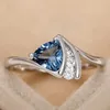 Küme halkaları Bükülmüş kol kalın üçgen şekli mürekkep mavi zirkon yüzüğü kadınlar için romantik hediye ışık lüks