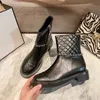 2023 Nouvelles bottes d'équitation pour dames Style britannique Chaîne Lingge Slim Martin Bottes longues et courtes INS Chaussures polyvalentes de style de mode pour femmes