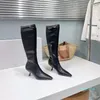 Bottes élastiques à talon de chat pour l'automne et l'hiver avec tissu Lycra élastique importé sur la tige et rembourrage en peau de mouton à l'intérieur.