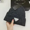 Stilista da uomo berretto casquette cappello invernale da donna berretti da esterno cofano uomo testa cashmere caldo berretto con teschio lavorato a maglia classico retrò camionista montato