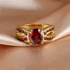 Pierścień Solitaire vintage żeńska czerwona kryształowy pierścień Kamienny urok Złoty kolor obrączki dla kobiet luksusowy owalny cyrkon pierścionek zaręczynowy 231010