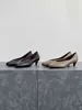 Sapatos de salto gato, combinados com um pequeno vestido preto ou traje casual, sapatos clássicos femininos de negócios