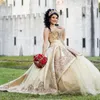 Champagne Ball Gown Abiti stile Quinceanera 2024 Applique in pizzo con perline di cristallo al largo della spalla Sweet 16 Dress Abiti da 15 anos