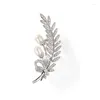 Broches Élégant naturel perle d'eau douce plume broche dames hommes costume manteau épingle accessoires Corsage mode bijoux cadeaux de vacances