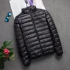 Męska marka Parkas Autumn Winter Light Down Jacket Modna moda z kapturem krótki ultra-cienki lekki młodzież szczupły płaszcz w dół kurtki 231010