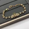 Pulseras con dijes de abeja pequeña retro de diseñador de lujo, material de latón con diamantes de imitación para mujeres, regalo para amantes de las fiestas, joyería 222R