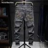 Homens streetwear hip hop japonês vento chinês dragão bordado fino ajuste calças de brim retas homem motocicleta motociclista denim calças203u