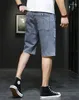 Męskie dżinsy Letni mężczyźni w trudnej sytuacji Jeanbig Pocket Streetwear Man Knee Długość dżinsowe spodnie plus rozmiar 28-44