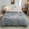 毛布の格子縞のベッドのための小格子コーラルフリースグレーカラー格子シングルクイーンキングフランネルベッドスプレッドソフトウォームベッド231011