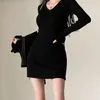 カジュアルドレスブラックニッティングドレス女性ミニ長袖Vネックソリッドミニマリストエレガントな美的韓国ファッションスタイル