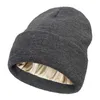 Bérets 2023 Chapeau chaud d'hiver Cross Border Femmes Protection Style de cheveux tricoté Teinte de laine à l'intérieur de la casquette en satin