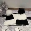 Articolo di moda invernale cappello lavorato a maglia in velluto di coniglio con palla di pelliccia di volpe