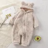 Rompers Cute Bear Baby Boy Girl Ubrania Born Bork z kapturem z długim rękawem Romper Gruby ciepłe flanelowe ubranie niemowląt 036m 231010