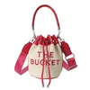 Monederos 90% de descuento 2023 Super Fire Bucket Bag Cross Body Candy Letter Bucket Bag Moda Versátil Bolso de mano para mujer
