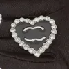 Le donne amano le spille con francobolli Ragazza romantica placcata in oro Spilla con perle di cristallo Sier Spilla di design squisito per la festa di nozze