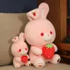 Muñecas de peluche Pink Strawberry Rabbit Toys Cute Cartoon Soft Relleno para el regalo de la niña 231012