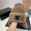 Diseñador para mujer Gorro de invierno Gorros con orejeras de lana peluda de lujo Sombrero de punto de viaje versátil Gorros con letras cálidas para mujeres Regalo de Navidad -4