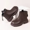 Buty 2023 Brown Black Boys Krótki tylny zamek błyskawiczny Sprężyny jesień szykowne dziewczęta skóra non slip dla dzieci buty do występu PU 231012