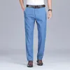 Calças de brim dos homens primavera verão fino luz azul solto negócios moda lyocell tecido estiramento denim calças masculinas marca 231012
