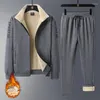 Tute da uomo Set invernale solido da uomo Giacche Pantaloni Cashmere Mantieni caldo Moda Colletto rialzato Corsa Fitness Buona qualità