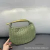 Designer Botgas v Bolsa de luxo Bolsas Autênticas Saco de Tubarão de Metal Vire Sacos de Moda Meio Mês Sacos de Pulso Versão Leve Versátil Tomada de Tecido