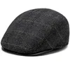 Bérets HT3742 Béret casquette automne hiver chapeau Vintage Plaid laine béret chapeaux avec oreillettes épais chaud Ivy sboy casquette plate bérets pour hommes 231012