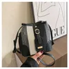 Geldbörsen 90 % Rabatt auf gestreifte, kontrastfarbene, tragbare Eimertasche für Damen, 2023, Herbst, neue Mode, ausländischer Stil, One-Shoulder-Crossbody