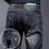 Jeans da uomo Uomo Elasticizzato Strappato Skinny Biker Ricamo Cartoon Stampa Jeans Foro distrutto Slim Fit Denim Jeans Hip Hop neri di alta qualitàL231011