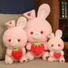 Muñecas de peluche Pink Strawberry Rabbit Toys Cute Cartoon Soft Relleno para el regalo de la niña 231012