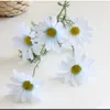 Kwiaty dekoracyjne 10pcs/działka sztuczne 5heads Silk Daisy do dekoracji domowej ściany kwiatowy