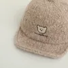 Nowy miękki pluszowy kapelusz dziecięcy urocza niedźwiedź chłopiec baseball czapki 6-24 miesięcy noworodka malucha czapki maska ​​zimowa wiosna