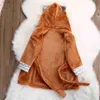Serviettes robes tout-petit bébé garçon fille mignon dessin animé animal peignoir pyjamas sommiers pingouin singe fox forme de bain à capuche serviette 231012