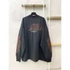 Skjorta toppar herr mode Balenciaga version Familjedesigner 23SS Autumn New Flame Graffiti Letter Par Casual Loose Long Sleeve T-shirt