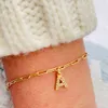 26 A-Z English Letter Charm Pendant Armband Iced Out Cubic Zirconia Inledande bokstäver Kvinnor Ny mode Geometriska länkkedja Handsmycken Bijoux gåvor för damer