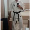 Équipement de protection Équipement de protection de haute qualité Kyokushinkagbok 12Oz 100% toile de coton uniforme de karaté Kimono Gi tissu pour enfants Adt blanc Dhtcz