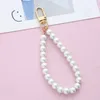 Keychains Lanyards Vintage Imitatin Pearl KeyChain Bag Charm Simple Wristlet Bead Key Chain for Women Cute DIY Pendant Mobiltelefondekoration 231011