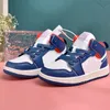 2023 Designer Kids 1 Scarpe da basket Sneakers ragazzi Bannate 1S Atletica Outdoor Game Royal Obsidian Chicago Brid Melody Mid Mid Multi-Cloring Tie-Dye Times 26-35