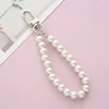 Keychains Lanyards Vintage Imitatin Pearl KeyChain Bag Charm Simple Wristlet Bead Key Chain for Women Cute DIY Pendant Mobiltelefondekoration 231011