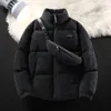 Le manteau masculin de Parkas pour hommes comprend des sacs 2023 Parka Plus veste d'hiver épaisse et chaude en velours avec vestes multi-poches extérieures solide 231011