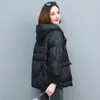 Parkas en duvet pour femmes 2023 veste d'hiver courte en coton à capuche garder épaississement manteau chaud Grace vêtements de Parka d'âge moyen formel 231011