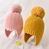 Berretto invernale per bebè con palla di pelo con paraorecchie Cappelli invernali lavorati a maglia di lana per bambini Berretto di protezione per le orecchie caldo per ragazze all'aperto