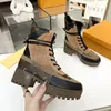 Designer mulheres botas laureate flamingos amor seta medalha sapatos de couro de inverno grosso grosso salto alto botas deserto