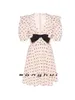 Городские сексуальные платья Розовая юбка в горошек Alessandra RICH Dres из шелковой ткани Ремесленное производство Высококлассный дизайнерский бренд Платье с низким V-образным вырезом и бантом 231011