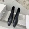 A fileira botas de couro quadrado plana tornozelo botas moda dedo do pé quadrado zíper botas cavaleiro sapatos designer luxo calçados fábrica