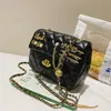 Chain Bag Women's Fashion 2024 Nytt mångsidigt avslappnat axelnätverk Röd liten doftstil Crossbody Square