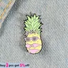 Spille personalizzate Ms. Ananas smalto Pin Summer Holiday Beach Bikini Occhiali da sole Frutta Cartoon Bavero Gioielli Regalo per un amico all'ingrosso