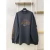 Skjorta toppar herr mode Balenciaga version Familjedesigner 23SS Autumn New Flame Graffiti Letter Par Casual Loose Long Sleeve T-shirt